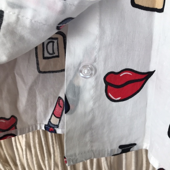 Dioufond lips 👄 & lipstick 💄 print button down short sleeve blouse - Picture 5 of 7